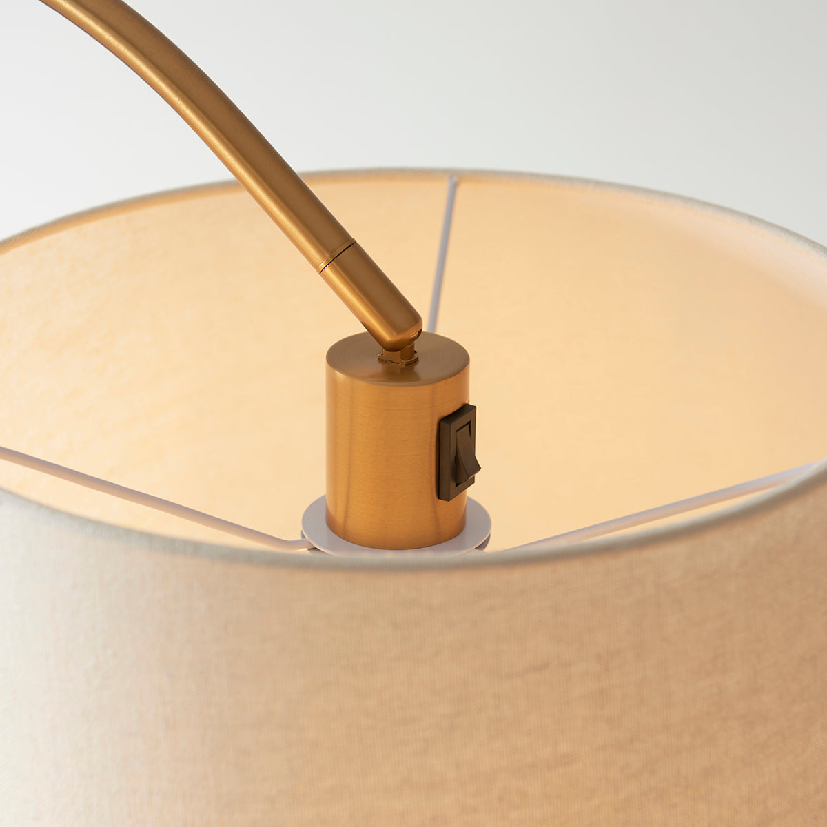 Warm brass plate & natural fabric