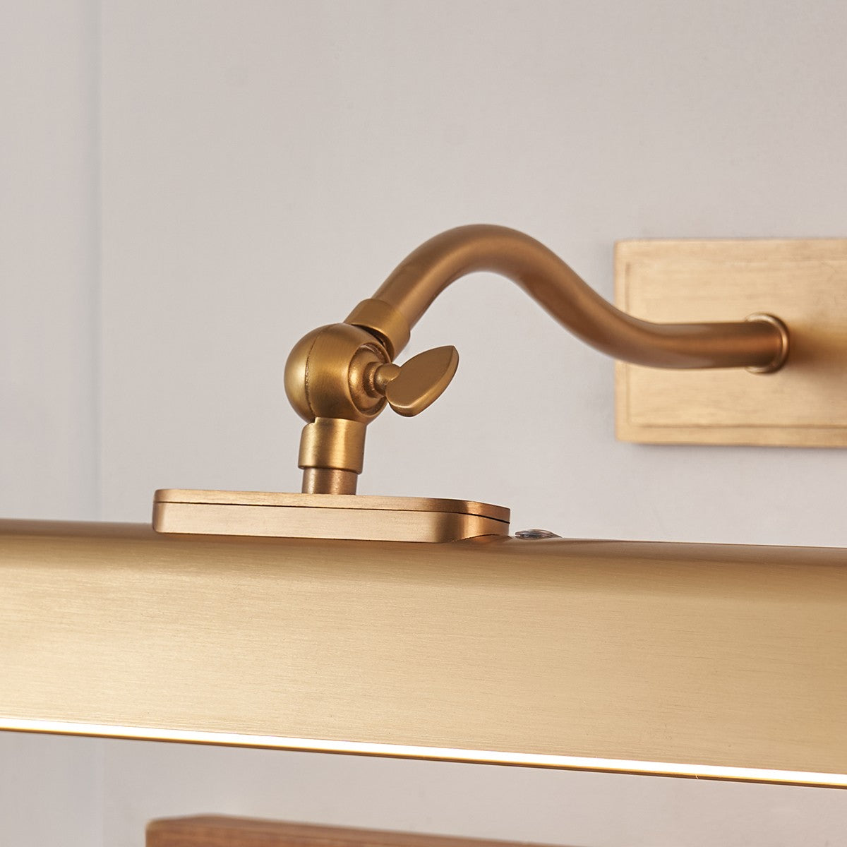 Loras Wall Picture Light with Battery Operation in Warm Brass