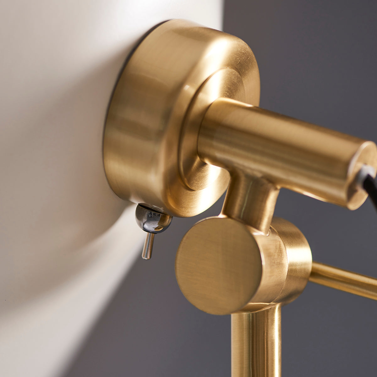 Warm white & brushed brass plate